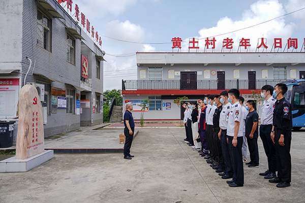 “助力鄉(xiāng)村振興，踐行艱苦奮斗” 將新員工黨性教育活動(dòng)搬到對(duì)口幫扶村1.jpg