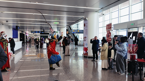 以馬為名 繪春添彩丨綿陽(yáng)機(jī)場(chǎng)馬年新春氛圍濃